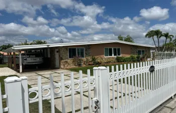 01. Facade view: Entrance, carport, electric gate, fence