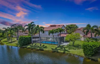 Beautiful home w/Lakefront Pool and side yard