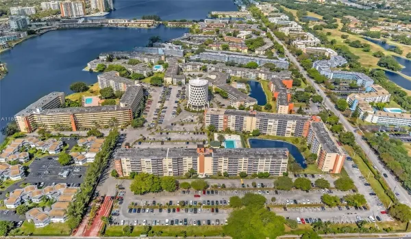 Jade Winds is located in the heart of North Miami Beach, Short Distance to Highway Access, Aventura Mall and Shops