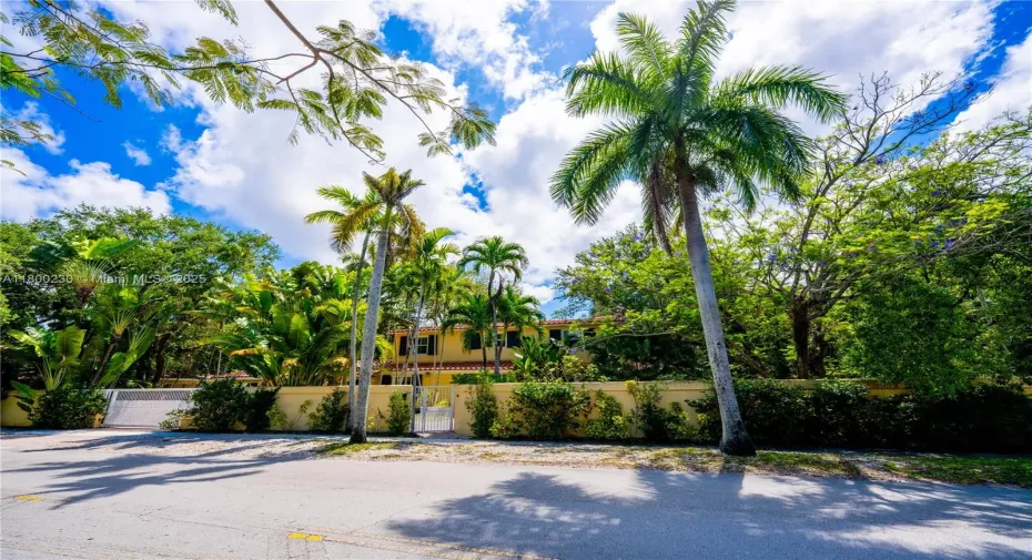 Welcome to a Coconut Grove Oasis for your family's enjoyment