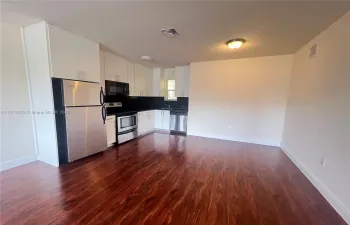 KITCHEN/DINNING ROOM