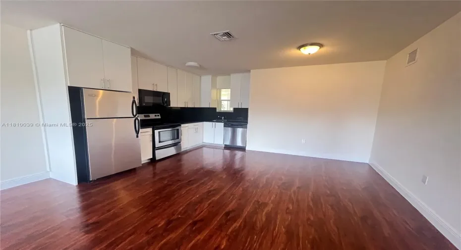 KITCHEN/DINNING ROOM