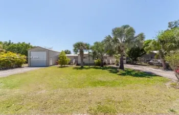 1014 E Anchor LN
Moore Haven, FL 33471 - Caloosahatchee River - Intercoastal Waterway