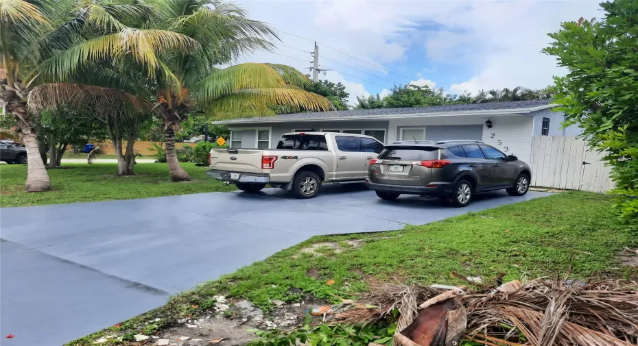 Driveway with a lot of parking space
