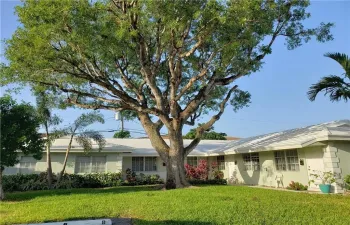 Great 2 Bed / 1 bath located in desirable Lighthouse Point