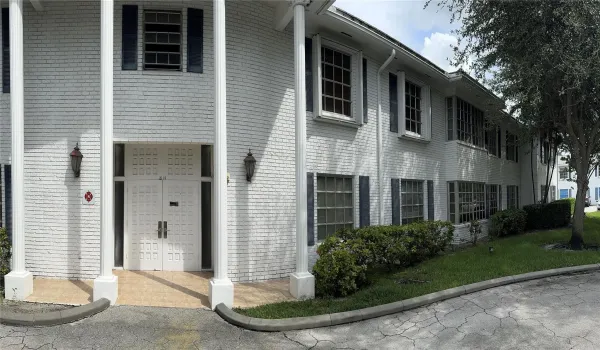 Magnificent entrance with wide driveway ...