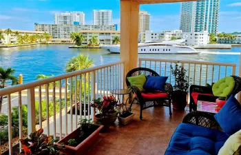 A magnificent view on the Intracoastal from your balcony!