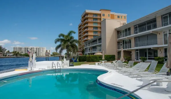 You won't believe the awesome direct Intracoastal views from the open patio.