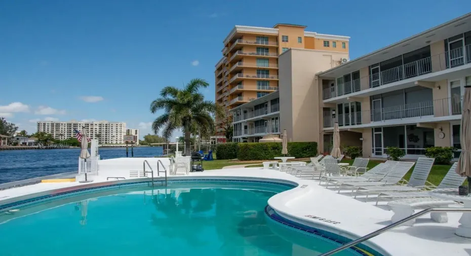 You won't believe the awesome direct Intracoastal views from the open patio.