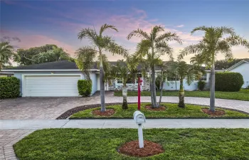 Circular driveway and no HOA