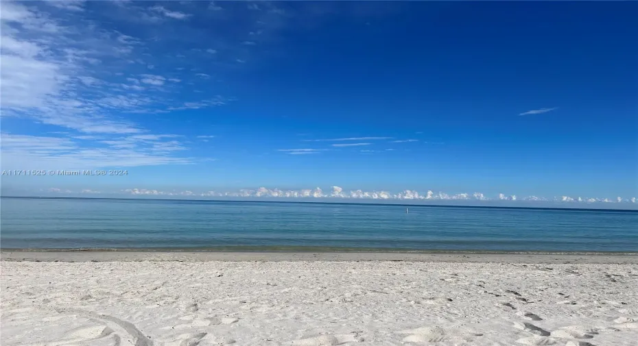 Key Biscayne beach (Atlantic Ocean)