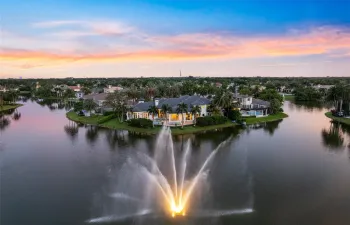SPECTACULAR WATER
VIEWS OF THE LIGHTD FOUNTAINS