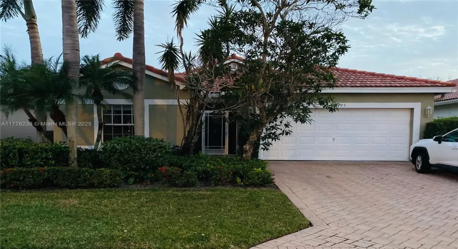 GREAT CURB APPEAL!