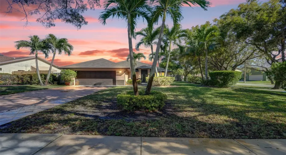 Welcome Home to 5700 NW 54th Lane Tamarac Fl.