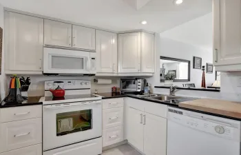 BEAUTIFUL. QUARTZ COUNTERS. RECESSED LIGHTING.