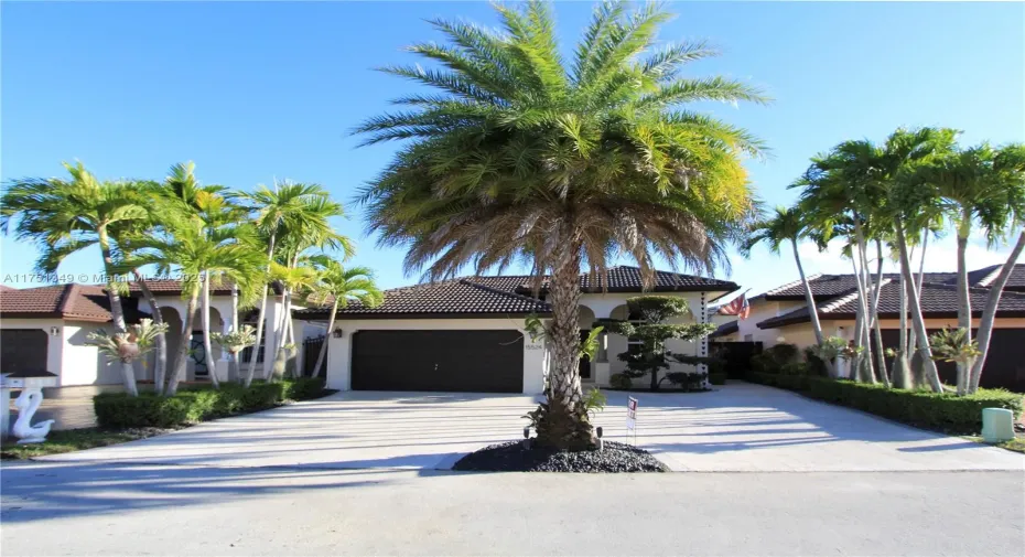 Semicircular stamped concrete driveway