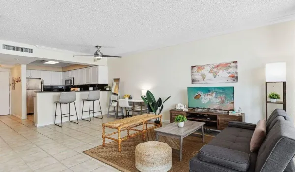 VERY SPACIOUS OCEANSIDE STUDIO
