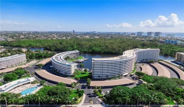 walk in to this light and bright condo with light porcelain floors, smooth ceilings and more