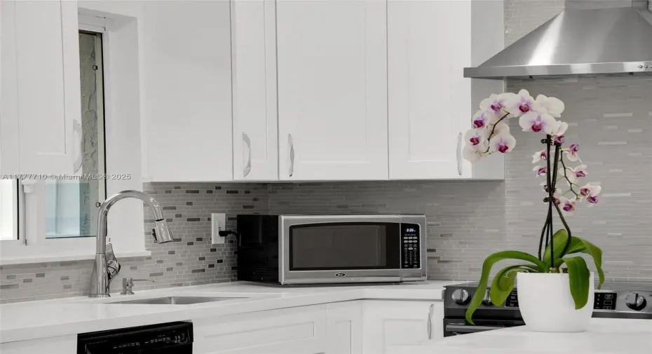 Stunning Open Concept & Modern Kitchen with Soft Close Shaker Cabinets & an Island to add that perfect touch of elegance!