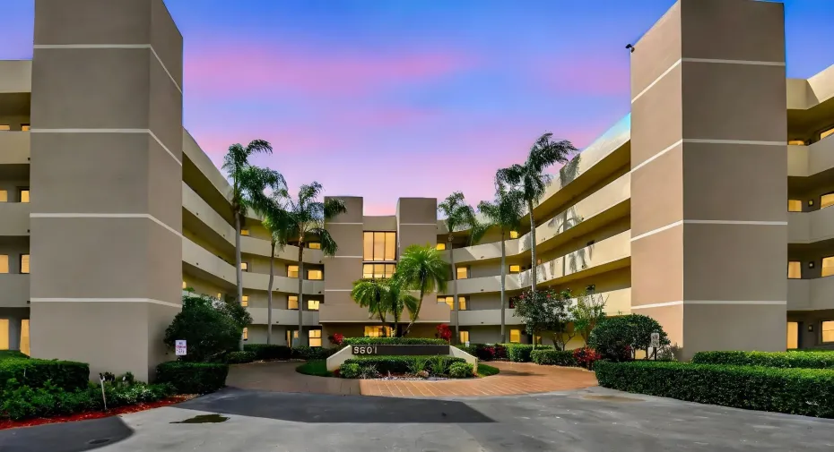 Welcome to Camino Del Sol & this beautiful penthouse unit!