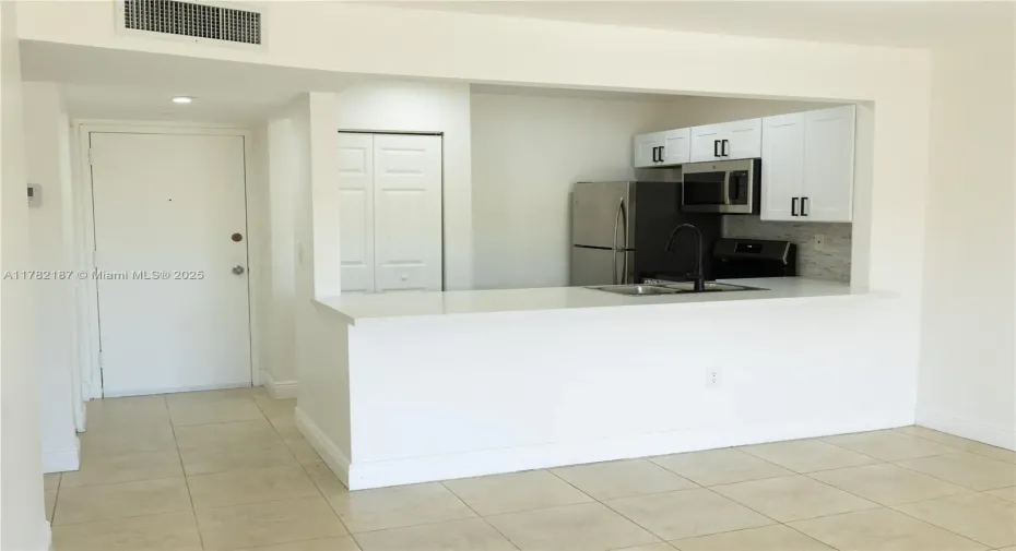 OPEN KITCHEN WITH BREAKFAST AREA