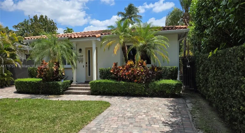 Welcome home! Conveniently located 3/2 pool home. Tropical curb appeal.