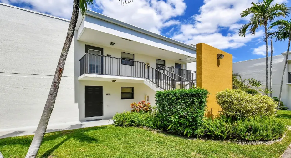 Discover the perfect blend of style, comfort, & convenience in this fully furnished, 1st floor condo located in the vibrant community of Town & Country Estates in Delray Beach!