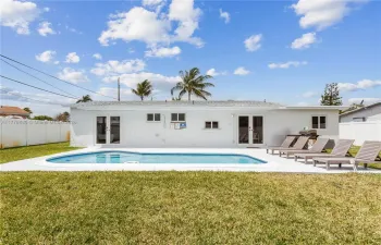Pool Large Fenced in yard