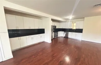 KITCHEN/DINNING ROOM
