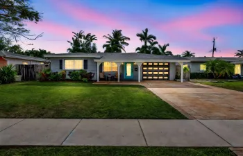 Perfect 2/2 home, with spacious front and backyard, 1 car garage, large driveway, sidewalk in sought after North Andrews Garden