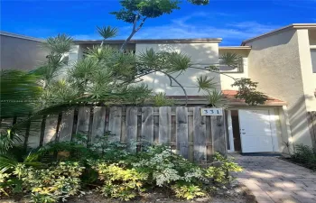 Lovely luminous 2/2 Townhouse in Lush gated community