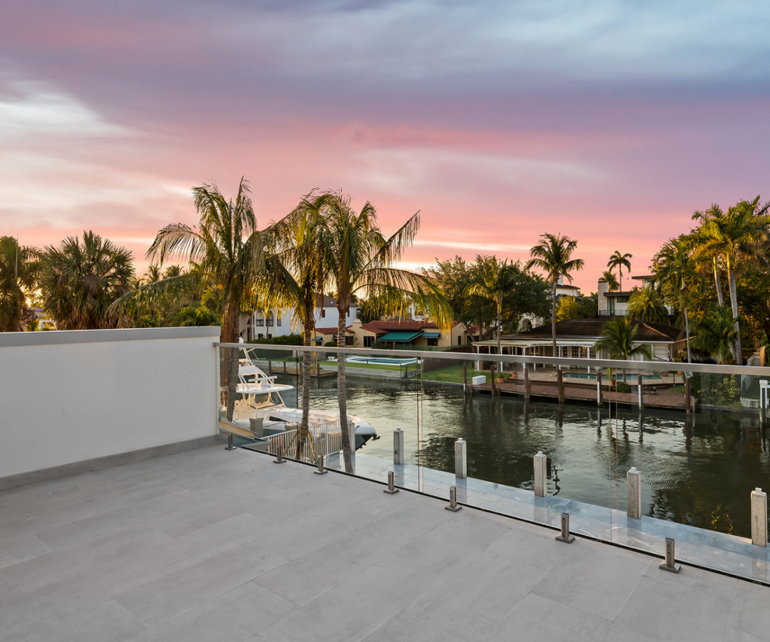 2431 E Las Olas outdoor area